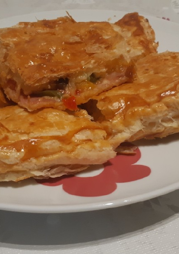 Una foto de Hojaldrada con verduras con queso y gambones