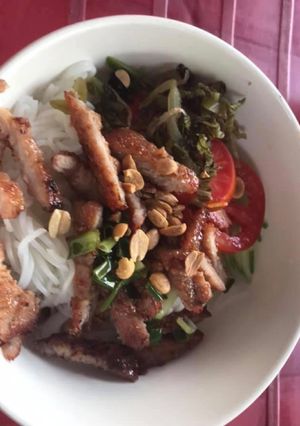 Hình của món Bún thịt nướng cải muối.