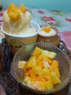 मँगो आइसक्रीम (mango ice cream recipe in marathi) रेसिपी चे मुख्य फोटो 