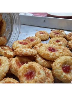 Foto resep Crunchy strawberry cheese thumbprint cookies