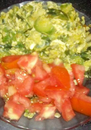 Una foto de Zapallito revuelto acompañado de tomates