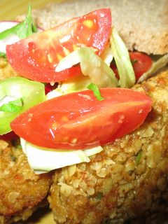 Una foto de Hamburguesa vegana de verduras con Agua de Mar