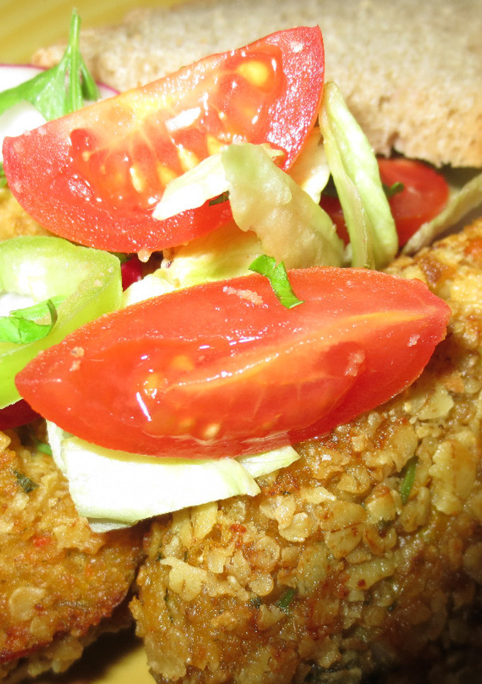 Una foto de Hamburguesa vegana de verduras con Agua de Mar
