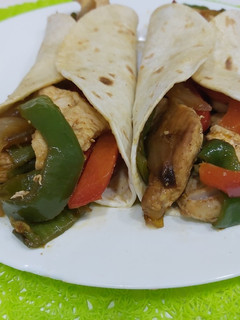 Una foto de Fajitas de pollo mexicanas, sin picante