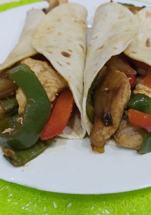 Una foto de Fajitas de pollo mexicanas, sin picante