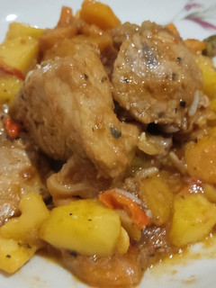 Una foto de Filete de cerdo con papa y zanahoria