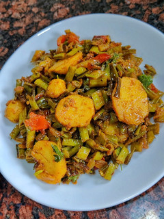 ग्वार फली आलू सब्जी (Gwar Fali aloo sabzi recipe in hindi) रेसिपी मुख्य फोटो