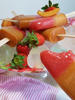 Una foto de Polos de fresa y nísperos!!!
