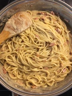 Una foto de Tallarines a la currynara (carbonara con curry)