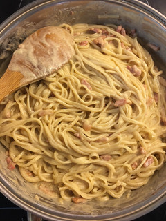Una foto de Tallarines a la currynara (carbonara con curry)