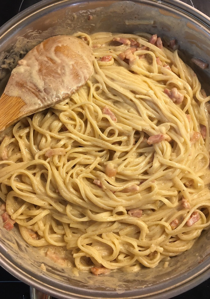 Una foto de Tallarines a la currynara (carbonara con curry)