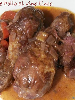 Una foto de Muslos de pollo al vino tinto