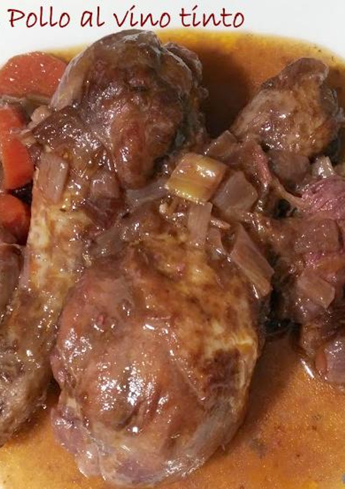 Una foto de Muslos de pollo al vino tinto