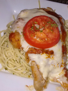 Una foto de Milanesa napolitana con spaghetti