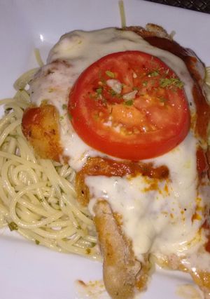 Una foto de Milanesa napolitana con spaghetti