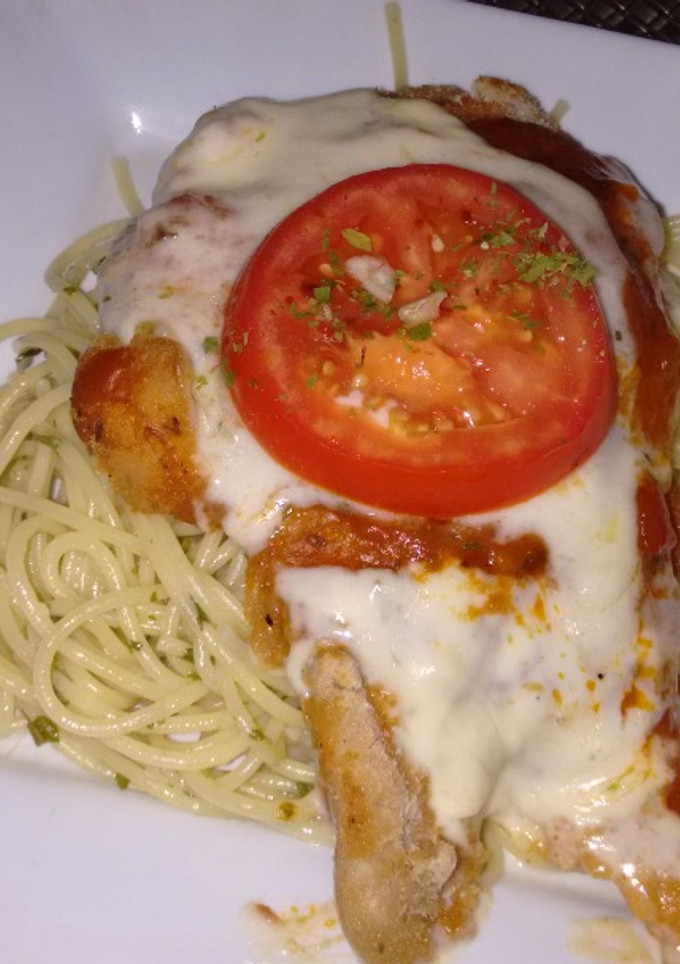 Una foto de Milanesa napolitana con spaghetti