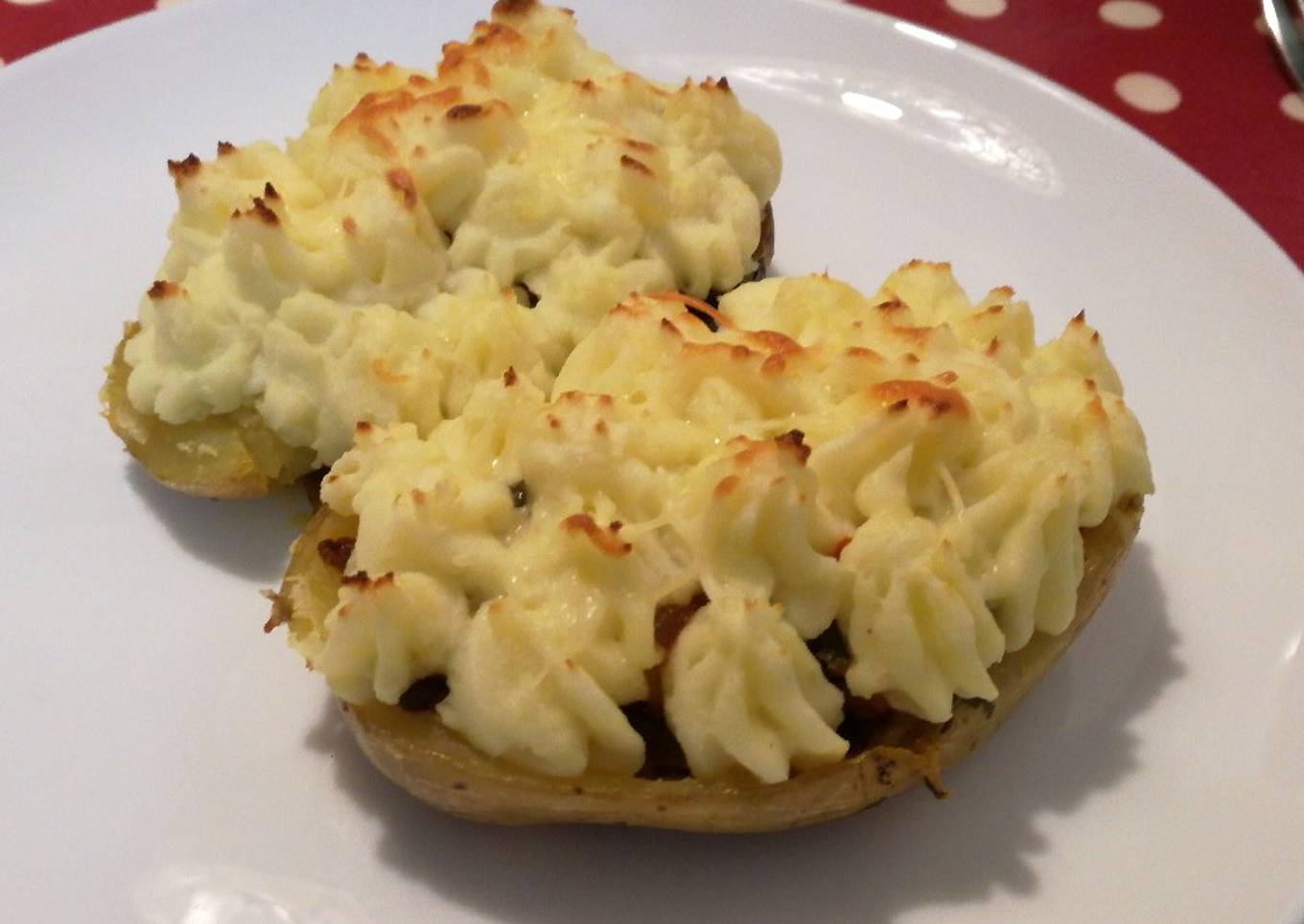 Patatas al horno rellenas con carne picada y verduras