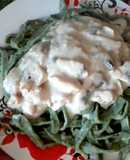 Fetuccinis artesanales de espinacas con strogonoff de pollo y champiñones