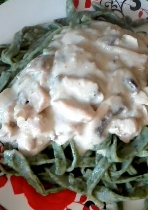 Una foto de Fetuccinis artesanales de espinacas con strogonoff de pollo y champiñones
