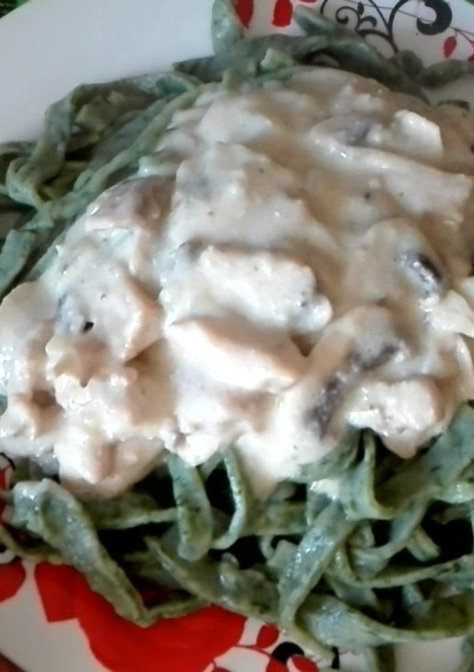Una foto de Fetuccinis artesanales de espinacas con strogonoff de pollo y champiñones