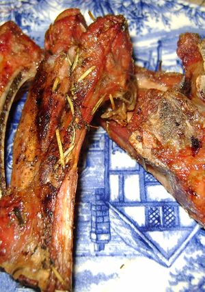 Una foto de Cordero al tomillo con zapallo al horno y romero