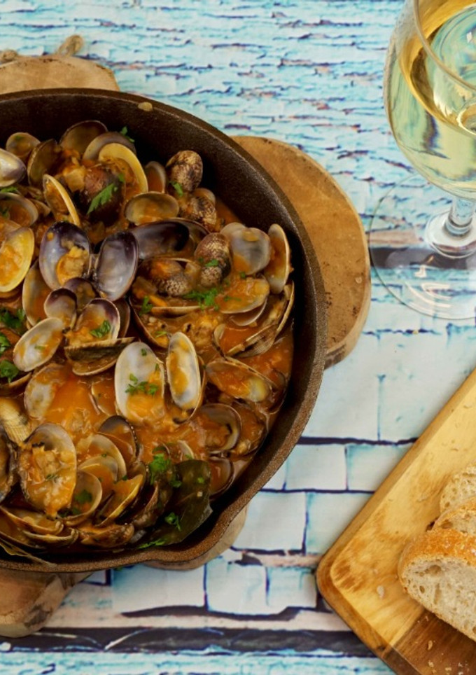 Una foto de Almejas en salsa marinera