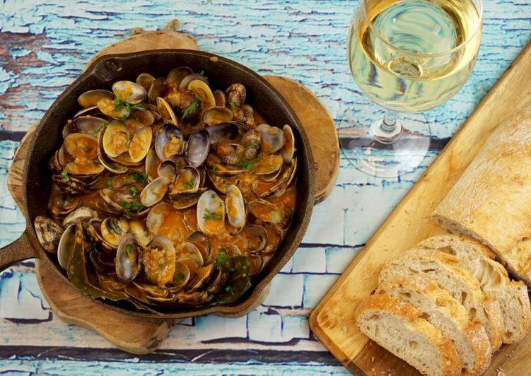 Almejas en salsa marinera