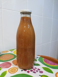 Una foto de Zumo de nísperos con infusión de flores. "Pon flores en tu boca"