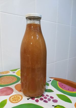 Una foto de Zumo de nísperos con infusión de flores. "Pon flores en tu boca"