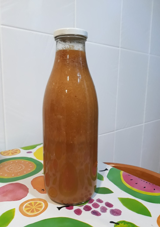 Una foto de Zumo de nísperos con infusión de flores. "Pon flores en tu boca"