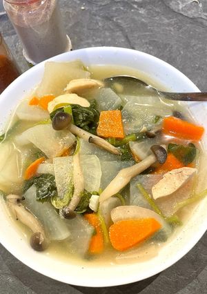 รูปของ ต้มจืดหัวไชเท้าไก่ใส่ปวยเล้ง(Baby Green Spinach)🥬🍲🐔