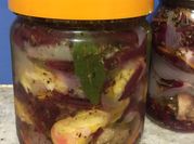 Una foto de zapallito en escabeche