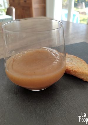 Une photo de Compote pomme, poire, café