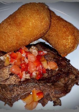 Una foto de Churrasco Americano y Croquetas de Papas
