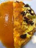 Omelette Oaxaqueño (flor de calabaza, quesillo y chapulines)