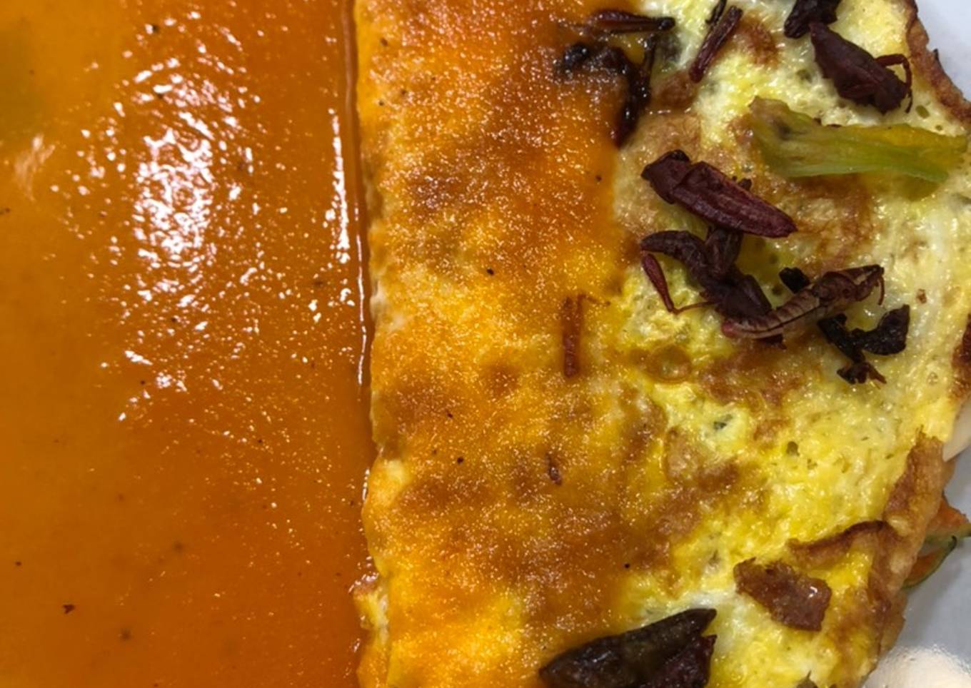 Omelette Oaxaqueño (flor de calabaza, quesillo y chapulines)