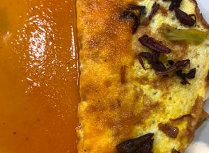 Una foto de Omelette Oaxaqueño (flor de calabaza, quesillo y chapulines)