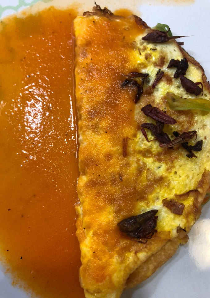 Una foto de Omelette Oaxaqueño (flor de calabaza, quesillo y chapulines)