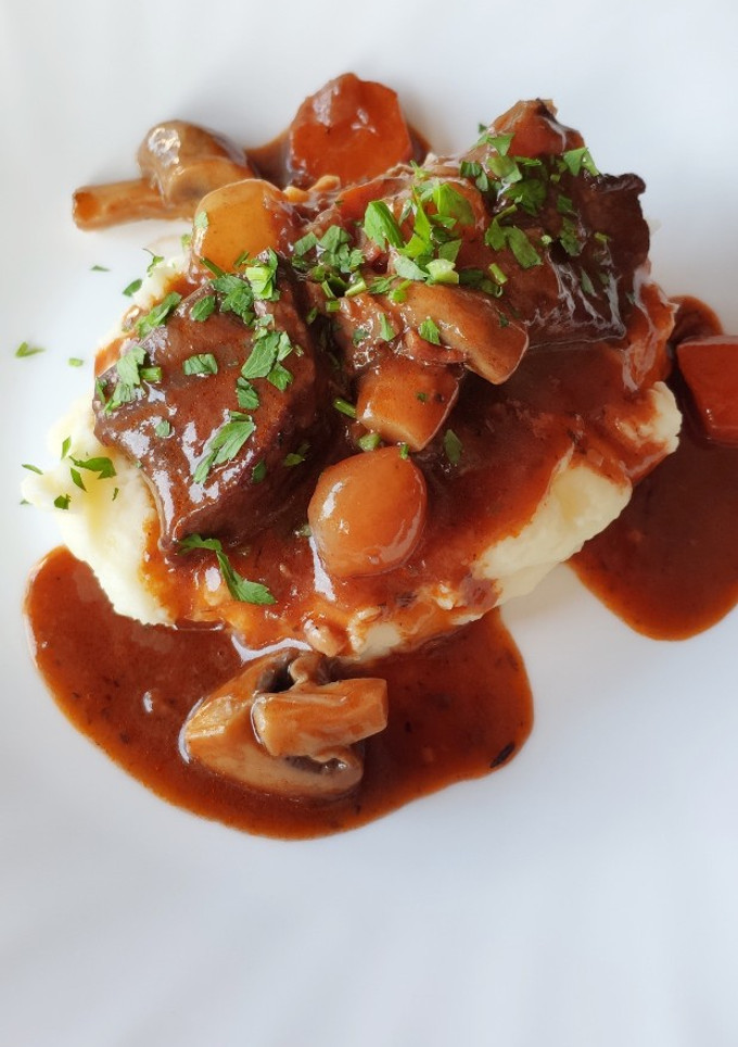 Una foto de Boeuf Bourguinon! (Carne estofada con vino tinto)