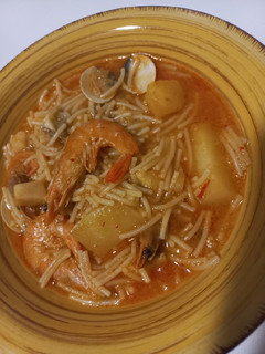 Una foto de Sopa de mariscos 🦐🦪