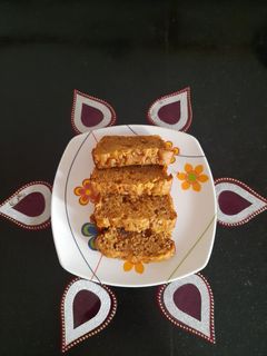 खजूर अक्रोड केक (khajur akrod cake recipe in marathi) रेसिपी चे मुख्य फोटो
