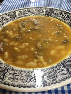 Una foto de Potaje de alubias con champiñones