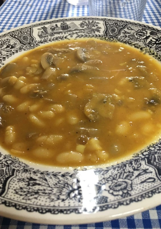 Una foto de Potaje de alubias con champiñones