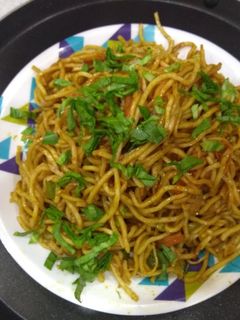 હક્કા નુડલ્સ (Hakka Noodles Recipe In Gujarati) રેસીપી મુખ્ય ફોટો