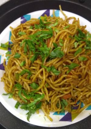 હક્કા નુડલ્સ (Hakka Noodles Recipe In Gujarati) રેસીપી મુખ્ય ફોટો