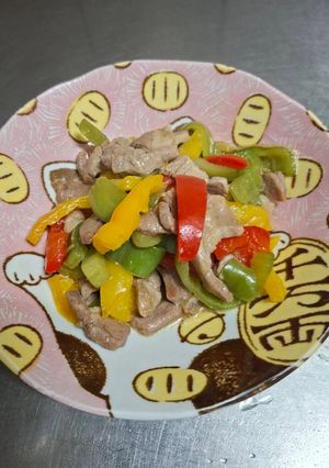 ［在家也能做］梅花肉佐三色椒 的食譜成品照片