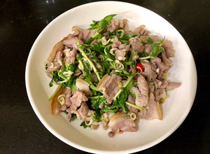 Hình của món Dê xào lá ngổ.