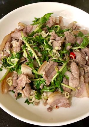 Hình của món Dê xào lá ngổ.
