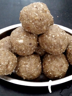 મેથી ના લાડુ (Methi Laddu Recipe In Gujarati) રેસીપી મુખ્ય ફોટો