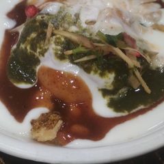 A picture of Dahi bhalle.